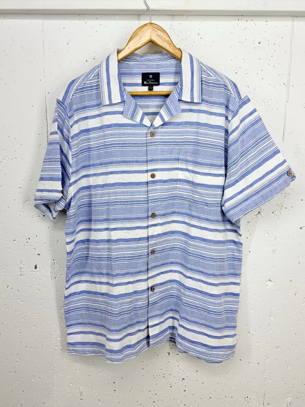 Ben Sherman Men’s Large blue and white striped button-down camp shirt